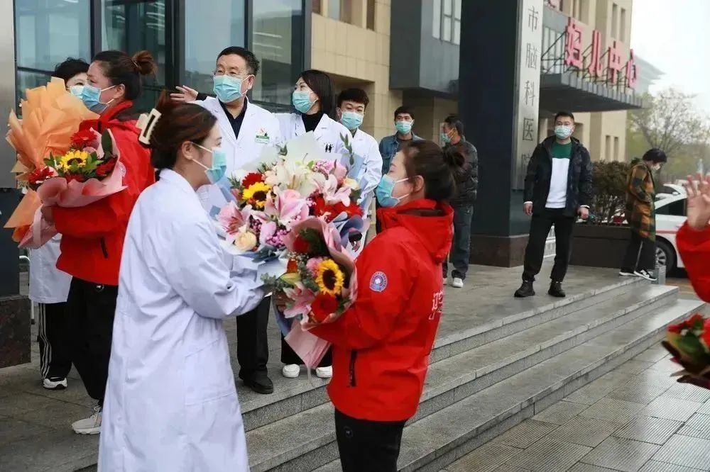 “白衣執(zhí)甲，遼藏情深”葫蘆島市第二人民醫(yī)院舉行戰(zhàn)“疫”英雄凱旋歡迎儀式(圖9)